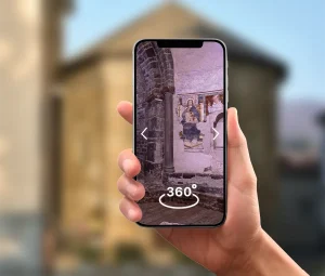 Smartphone con tour virtuale dell'interno del Battistero di Oggiono